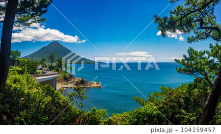 開聞岳は、鹿児島県の薩摩半島の南端に位置する標高924 mの火山で、薩摩富士とも呼ばれる 開聞岳は、鹿児島県の薩摩半島の南端に位置する標高924 mの火山で、薩摩富士とも呼ばれる 104159457