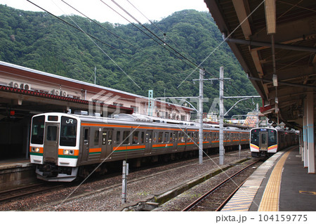 水上駅に停車中の上越線211系・E129系 104159775