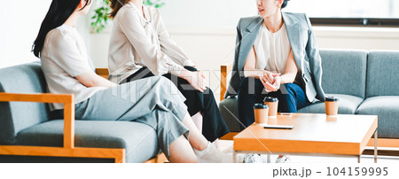 女性たちが集まる　女子トーク 104159995