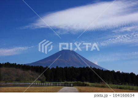 富士山は晩秋の青空に雄々しくそびえ立ち、明日にでも冠雪を思わせる晩秋の冷気 富士山は晩秋の青空に雄々しくそびえ立ち、明日にでも冠雪を思わせる晩秋の冷気 104160634