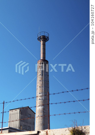 青空に工場の煙突がそびえ立っている 104160727