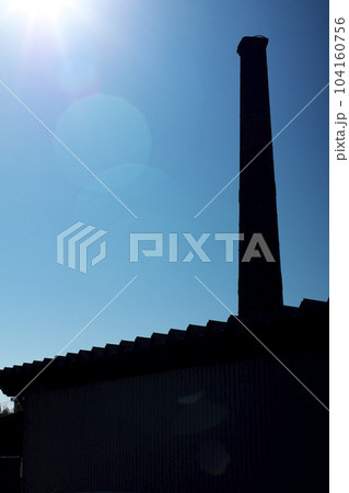 街中にレンガ造りの煙突が青空に向かって立っている 104160756