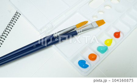 発色が綺麗な絵の具と紙とパレット 104160875