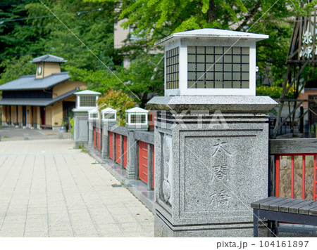 有馬温泉、有馬川に架かる太閤橋 (背景ぼかし) 104161897