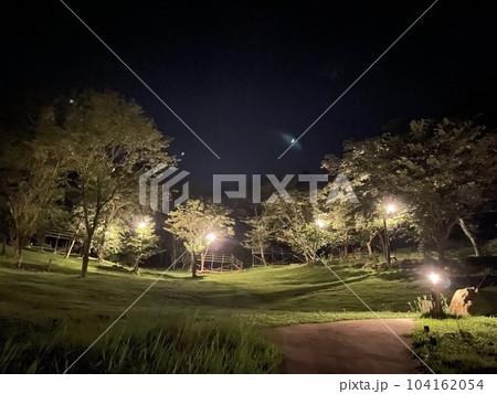 夜のキャンプ場風景 104162054