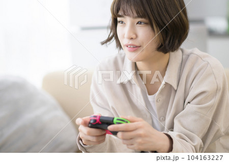 テレビゲームをする若い女性 104163227