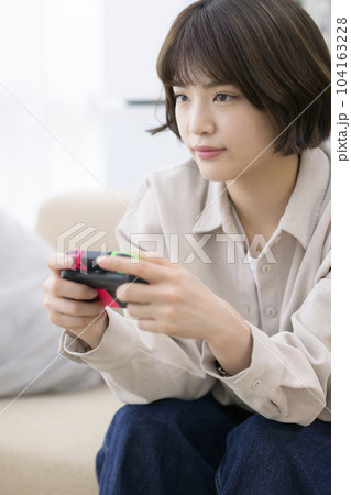 テレビゲームをする若い女性 104163228