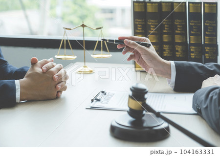 Lawyer hand holding pen and providing legal consult business dispute to the man Lawyer hand holding pen and providing legal consult business dispute to the man 104163331