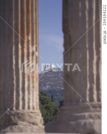 古代神殿の円柱よりリカヴィトスの丘を望む 古代神殿の円柱よりリカヴィトスの丘を望む 104164222