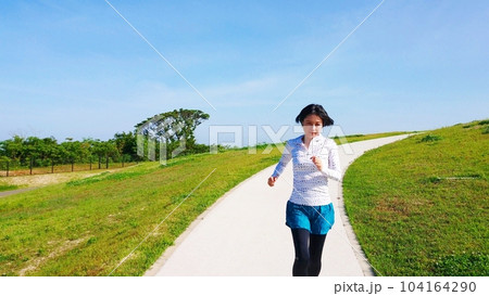初夏のジョギング 104164290
