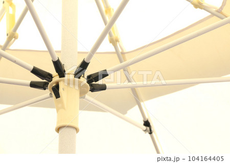 日よけパラソルの内側の骨部分 104164405