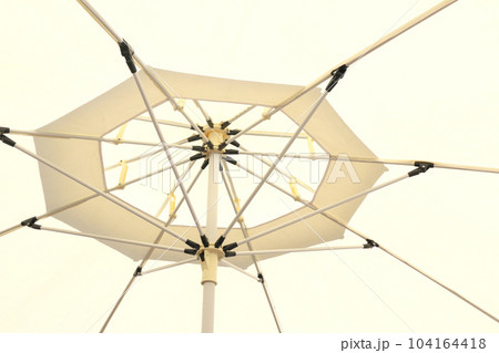 日よけパラソルの内側の骨部分 104164418