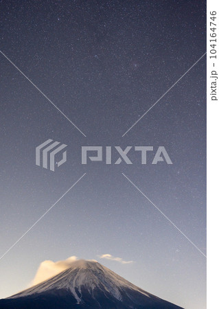 富士山と星空 104164746