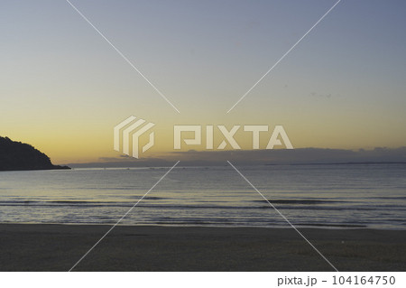 夕暮れの海 104164750