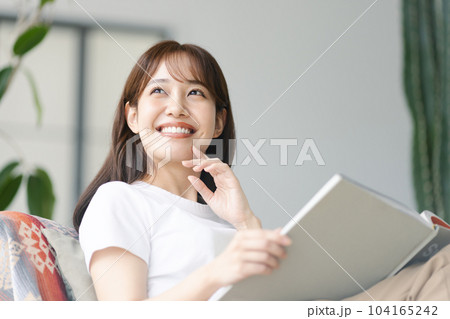 読書をする女性 読書をする女性 104165242