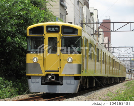 一橋学園駅付近を通過する西武多摩湖線 104165482