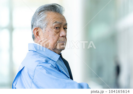 作業服のシニア男性 104165614