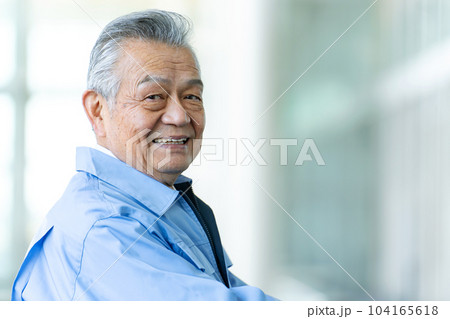 作業服のシニア男性 104165618