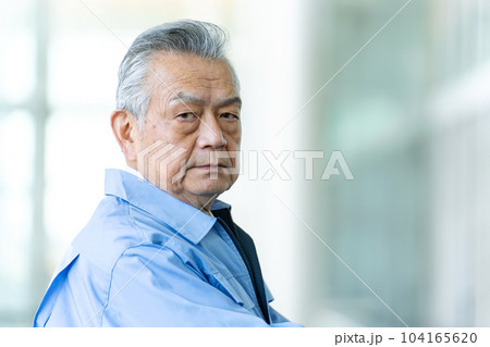 作業服のシニア男性 104165620