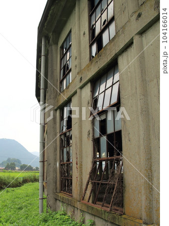 戦時中に米軍の機銃掃射を受けた弾痕が残る旧豊後森機関庫 戦時中に米軍の機銃掃射を受けた弾痕が残る旧豊後森機関庫 104166014