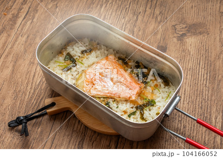 メスティンでごはん　Camping food made military outdoor  104166052