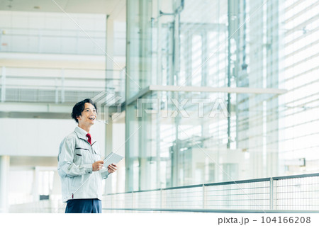 オフィスビルでタブレットを持って点検する作業員 104166208
