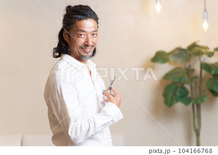 シザーを手に持ち、ポーズをとるベテランのヘアスタイリスト シザーを手に持ち、ポーズをとるベテランのヘアスタイリスト 104166768