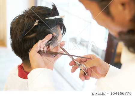 男性の髪の毛をカットするヘアスタイリストの手元 男性の髪の毛をカットするヘアスタイリストの手元 104166776
