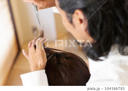 髪の毛をカットするヘアスタイリストの手元 髪の毛をカットするヘアスタイリストの手元 104166785