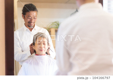 ヘアサロンにて施術中のヘアスタイリストと女性客 104166797