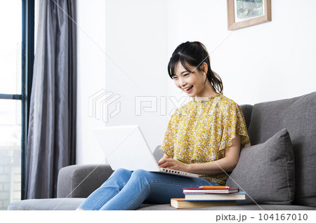 若い女性　テレワーク　リモートワーク　オンライン授業 104167010