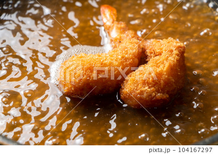残った揚げ物(エビフライ)リメイク調理シーン。卵とじするためだし汁の入ったフライパンで煮る。 残った揚げ物(エビフライ)リメイク調理シーン。卵とじするためだし汁の入ったフライパンで煮る。 104167297