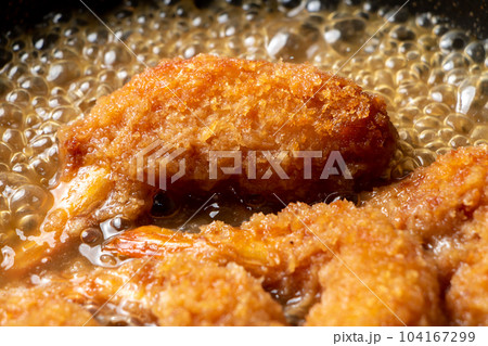 残った揚げ物(エビフライ)リメイク調理シーン。卵とじするためだし汁の入ったフライパンで煮る。 残った揚げ物(エビフライ)リメイク調理シーン。卵とじするためだし汁の入ったフライパンで煮る。 104167299