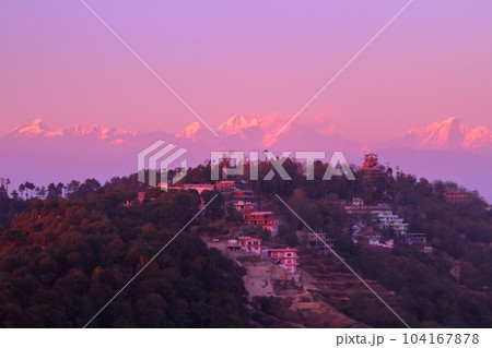 南アジアのネパール　カトマンドゥ郊外の村ナガルコットから夕焼けに染まるヒマラヤ山脈の景色 104167878