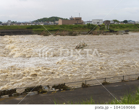 大雨で増水した大和川の柏原堰堤 104169066