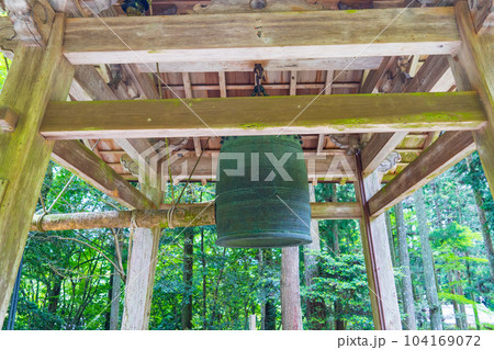 鐘楼　釣鐘と撞木 104169072