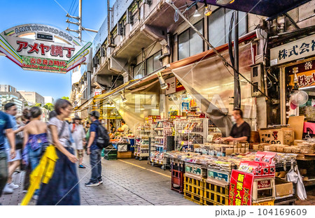 東京上野の都市風景　アメヤ横丁 104169609