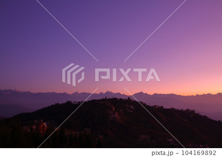 南アジアのネパール　カトマンドゥ郊外の村ナガルコットから朝焼けに染まるヒマラヤ山脈の景色 104169892