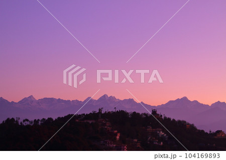 南アジアのネパール　カトマンドゥ郊外の村ナガルコットから朝焼けに染まるヒマラヤ山脈の景色 104169893
