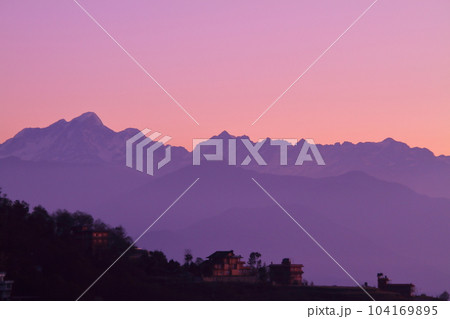 南アジアのネパール カトマンドゥ郊外の村ナガルコットから朝焼けに染まるヒマラヤ山脈の景色 南アジアのネパール カトマンドゥ郊外の村ナガルコットから朝焼けに染まるヒマラヤ山脈の景色 104169895