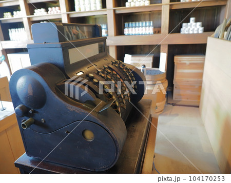 昭和の時代のレトロなレジ（江戸東京たてもの園　大和屋本店） 104170253