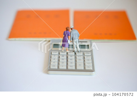 高齢者夫婦 お金イメージ 年金 老後  104170572