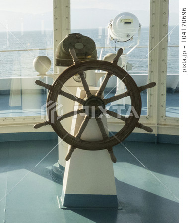 海をバックに船の舵輪の写真素材 [104170696] - PIXTA