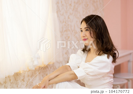 ピアノを弾く女性 ピアノを弾く女性 104170772