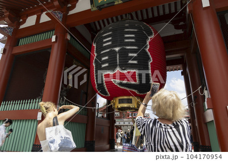 浅草、浅草寺の雷門で写真を撮る外国人観光客たち 浅草、浅草寺の雷門で写真を撮る外国人観光客たち 104170954