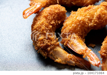えびフライをフライパンで温め直す調理シーン。 えびフライをフライパンで温め直す調理シーン。 104171064