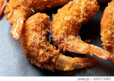 えびフライをフライパンで温め直す調理シーン。 104171065