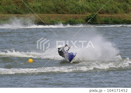 水しぶきを上げてターンするジェットスキー　マリンスポーツ 104171452