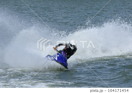 水しぶきを上げてターンするジェットスキー　マリンスポーツ 104171454
