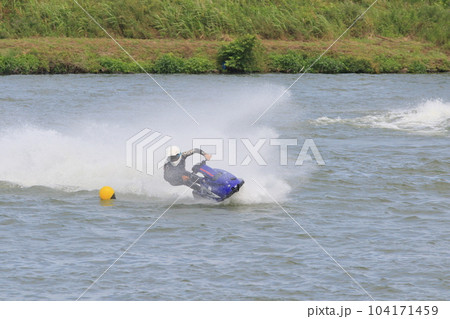 水しぶきを上げてターンするジェットスキー　マリンスポーツ 104171459